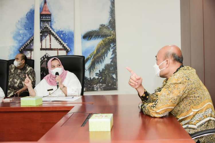 Bupati Bengkalis Kasmarni memaparkan program pembanguan  Bengkalis dihadapan Deputi Bidang Pendanaan Pembangunan Bappenas RI, Scenaider CH Siahaan di Jakarta, Rabu (26/1/2022).